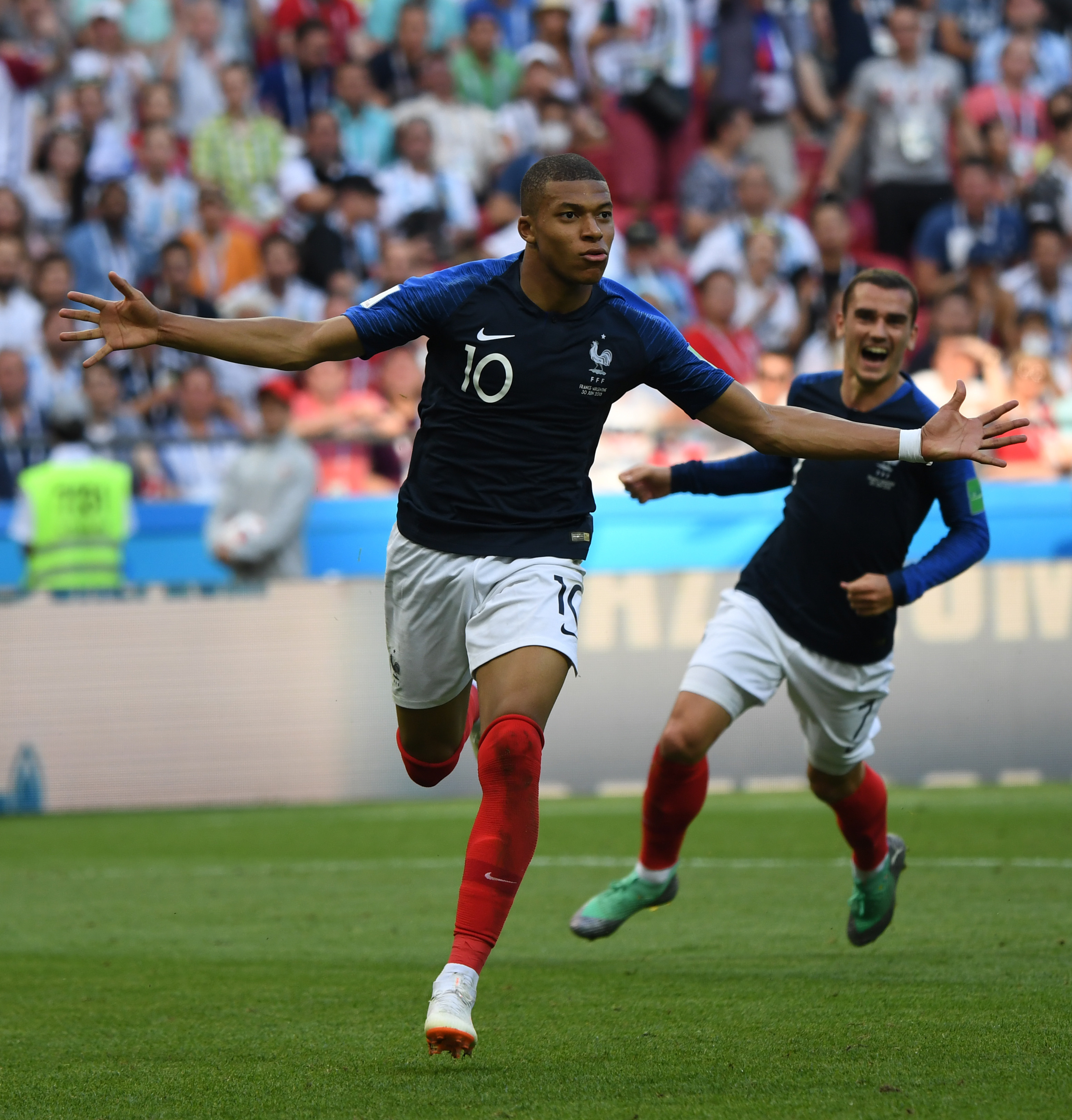 李霄鹏刚跟海牛队续约！就为俱乐部完成五笔重量级签约，值得期待（李霄鹏与海牛续约后火速拍板五笔重磅引援，未来可期）