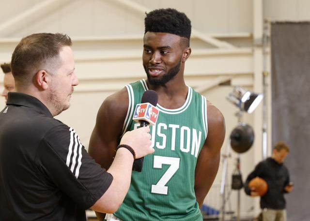 英超前瞻：狼队开局14轮不胜沦为鱼腩，曼联冲击欧战区（英超展望：狼队前14轮无胜势成弱旅，曼联剑指欧战席位）