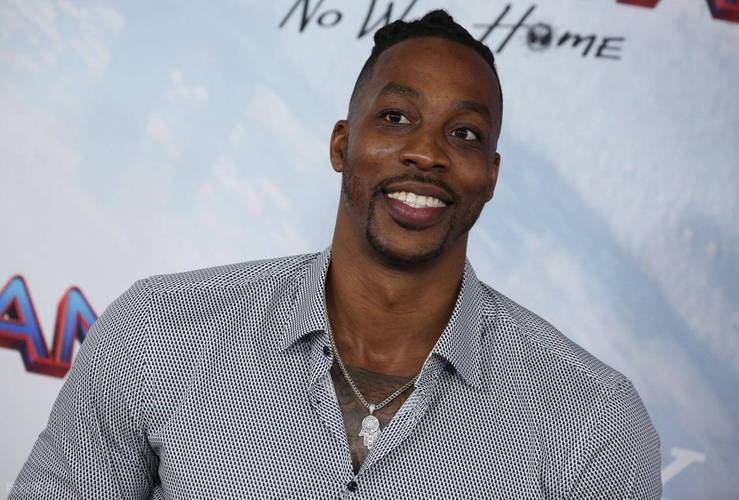 36分钟2板！艾顿遭喷惨：畏惧对抗+不会抢板+防守漏洞+非内线答案（36分钟仅2篮板！艾顿遭狂批：惧身体对抗、抢板乏力、防守漏洞百出、并非内线答案）