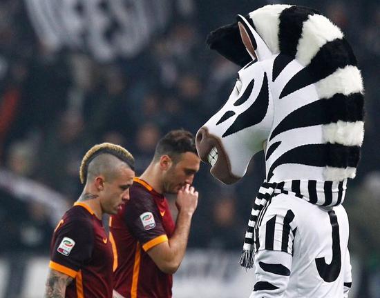 马尔卡宁肘翻克里斯蒂 被吹罚一级恶意犯规 独行侠2罚1掷（马尔卡宁肘击克里斯蒂遭判一级恶意，独行侠获两罚加球权）