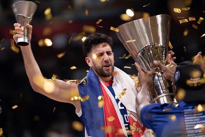 杰伦·约翰逊成为08年詹姆斯以来连续两场砍三双最年轻的前锋（杰伦·约翰逊成自2008年詹姆斯以来最年轻连砍两场三双的前锋）