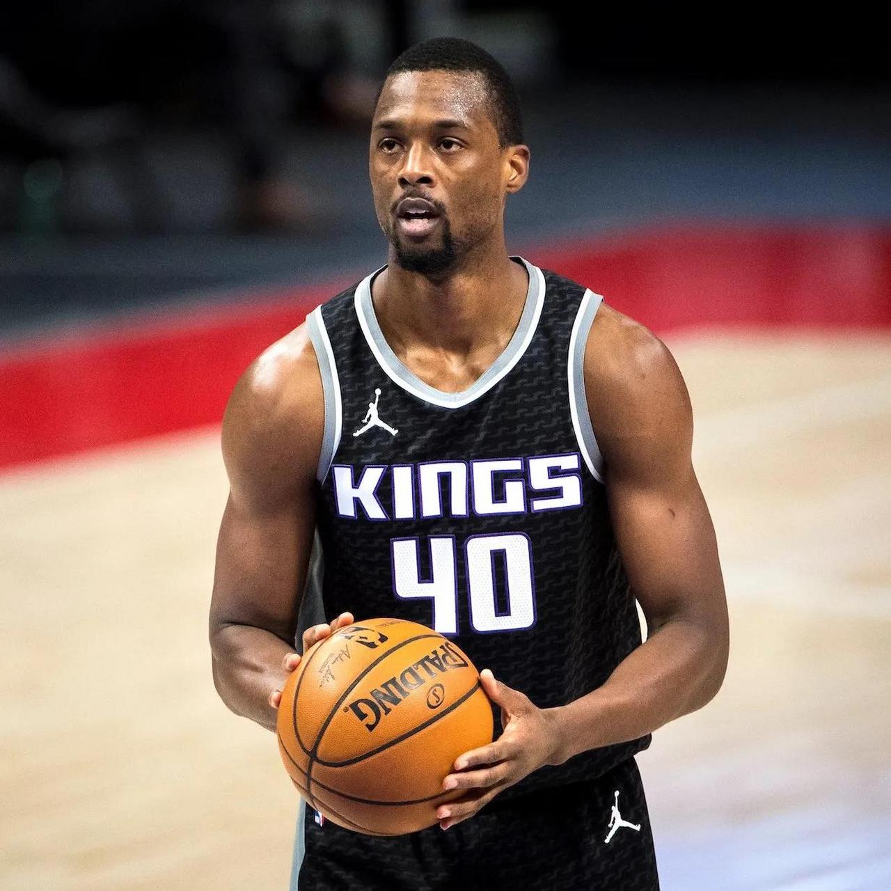 广东男篮防守反击轻取上海（广东男篮快攻致胜，轻松击败上海）