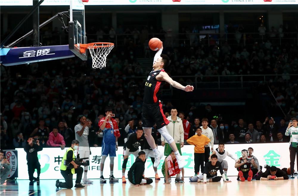 火箭末节爆发连扳三分险胜国王（火箭末节发力连中三分惊险击退国王）