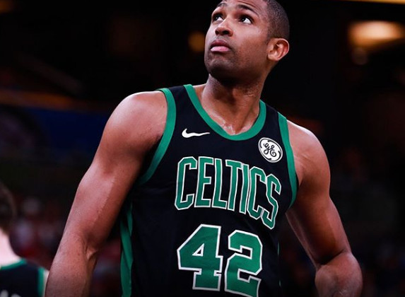 费耶诺德筹划将现有主场升级为下沉式球场，预计能容纳5.6万人（费耶诺德拟将现主场改造为下沉式球场，预计可容纳约5.6万人）