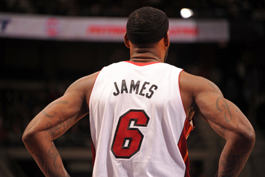 英超：曼城主场3-1击败布莱顿（英超：曼城主场3-1力克布莱顿）