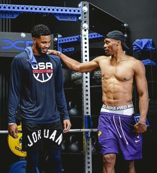 中超赛场争议判罚：VAR判罚引发热议,（中超裁判风波：VAR判决引爆热议）