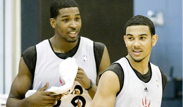 里突外投！迪文岑佐11中7高效拿到18分5板4助2断 三分8中4（内外开花！迪文岑佐11投7中高效砍下18分5篮板4助攻2抢断 三分8投4中）