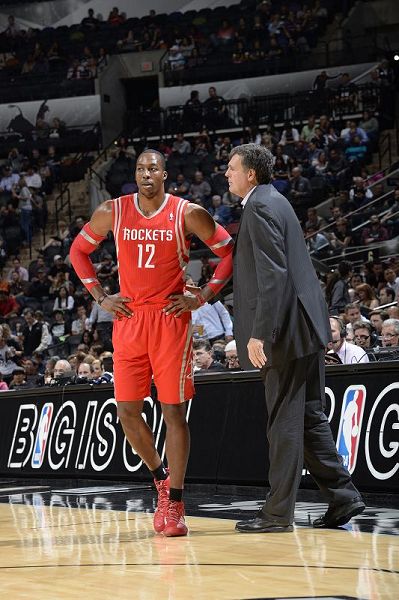 球星突破防线送出助攻（球星强突防线奉献助攻）