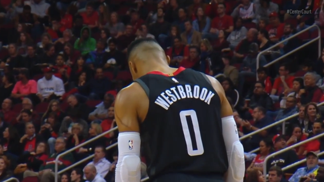 一己之力抹平分差！奎因第三节6中6狂轰21分5助攻（奎因单节神迹：第三节6投全中轰21分5助攻，一人掀起追分潮）