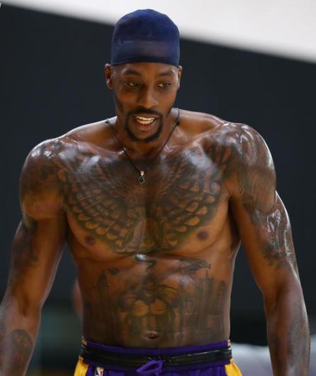 山东泰山今天下午在基地举行球迷开放日，一百多名球迷到场（山东泰山基地今日下午向球迷开放，百余名球迷到场）